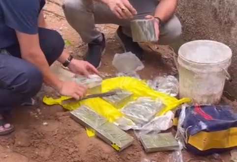 13 bánh heroin thu giữ tại nơi cất giấu của các đối tượng