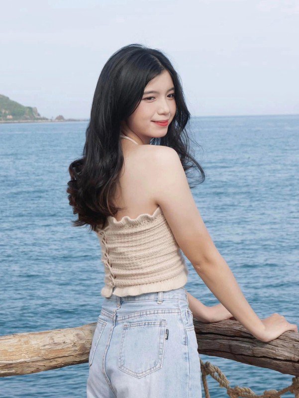 Trên trang cá nhân, Bảo Chinh thường chia sẻ về hình ảnh cô tham gia nhiệm vụ diễu binh, học tập ở trường và những hình ảnh đời thường.