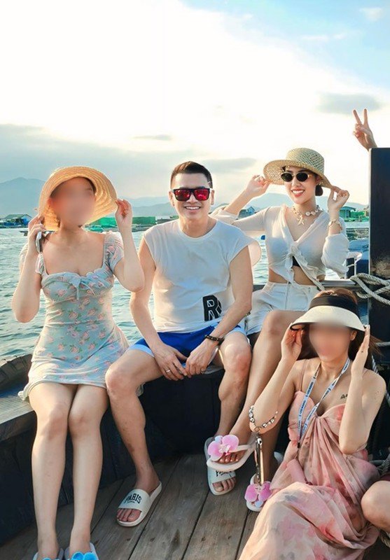 Quang Minh và bạn gái tận hưởng kỳ nghỉ dưỡng bên bạn bè. Ảnh: FB Tăng Khánh Chi.