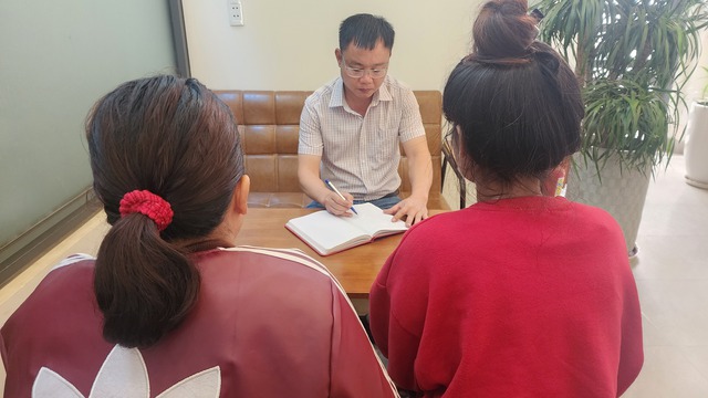 Bà H.M.B. và em H.G.B. trao đổi với phóng viên về vụ việc
