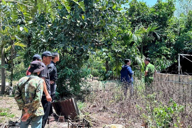 Hiện trường phát hiện chủ trang trại vịt và 1 thanh niên tử vong. Hiện trường phát hiện chủ trang trại vịt và 1 thanh niên tử vong.