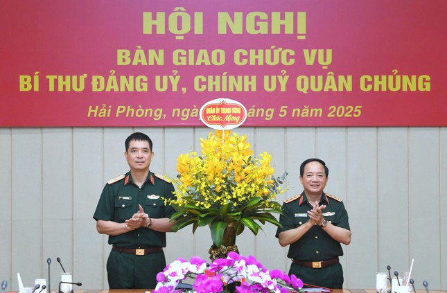 Thượng tướng Trịnh Văn Quyết chúc mừng Thiếu tướng Nguyễn An Phong.