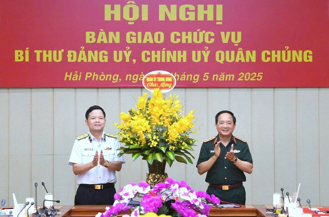 Thượng tướng Trịnh Văn Quyết chúc mừng Trung tướng Nguyễn Văn Bổng.