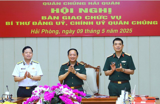 Thượng tướng Trịnh Văn Quyết (giữa) chứng kiến bàn giao chức vụ Bí thư Đảng ủy, Chính ủy Quân chủng Hải quân, chiều 9/5.