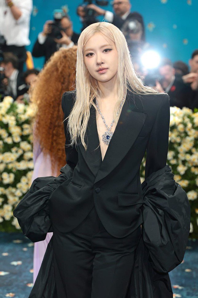 Jennie, Rosé (phải) xuất hiện tại Met Gala 2025. Ảnh: Getty.