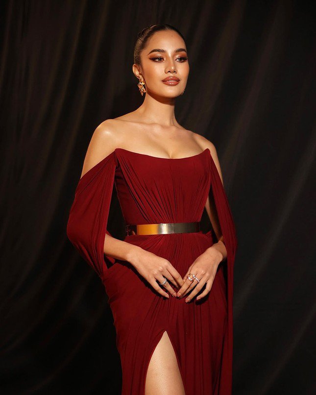 Đại diện Thái Lan có quá nhiều lợi thế để vượt trội ở sàn đấu Miss World 2025. Cô sở hữu nhan sắc ấn tượng, kỹ năng trình diễn tốt, ứng xử thông minh khéo léo nhờ nhiều năm kinh nghiệm chinh chiến ở các cuộc thi nhan sắc. Về xây dựng hình ảnh, Opal Suchata có câu chuyện xúc động khi cô từng mắc bệnh ung thư vú, đã mạnh mẽ chiến đấu chống lại bệnh tật và đã xây dựng nhiều dự án cộng đồng để hỗ trợ, giúp đỡ các bệnh nhân ung thư.
