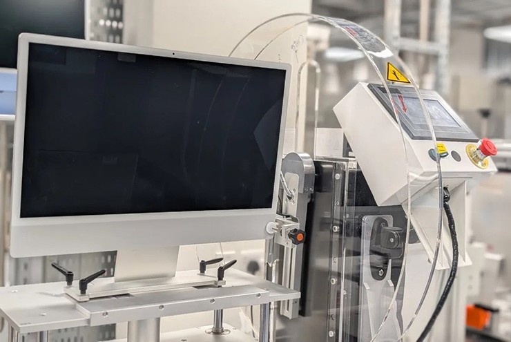 Một chiếc iMac trải qua quá trình thử nghiệm chuyển động xoay nhiều lần.