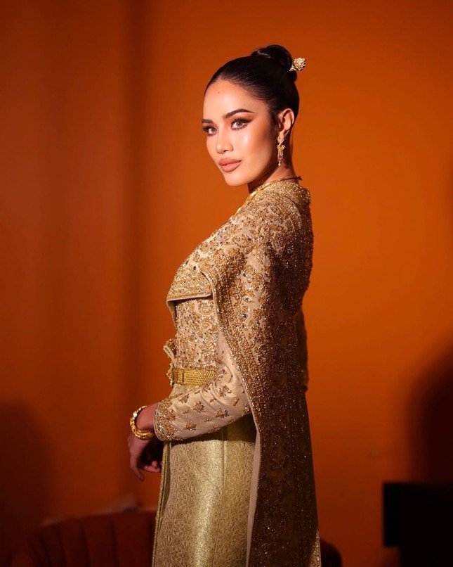 Về danh tiếng, Opal Suchata cũng lấn át đối thủ khi ngay năm ngoái, cô đã trở thành Á hậu 3 Miss Universe 2024. Ấy thế mà người đẹp Thái Lan chấp nhận bị tước danh hiệu này để tìm kiếm ngôi vị cao hơn ở Miss World 2025. Mới đây, cô còn được thêm danh hiệu Á hậu 4 ở giải thưởng Miss Global Beauties 2024 (Hoa hậu đẹp nhất thế giới).