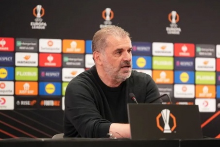HLV Tottenham quát phóng viên vì câu hỏi về MU ở chung kết Europa League