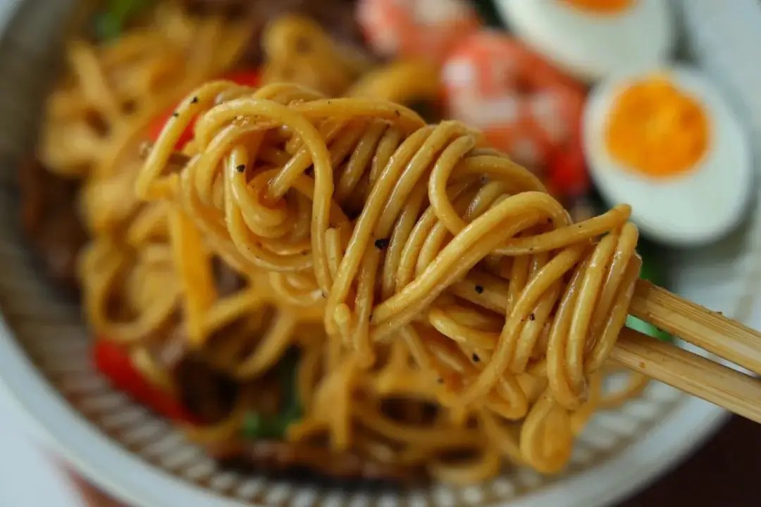 Bạn có thể luộc thêm trứng, vài nhánh bông cải xanh, hoặc tôm để ăn kèm,&nbsp;vừa ngon miệng, vừa đủ chất cho cả nhà.