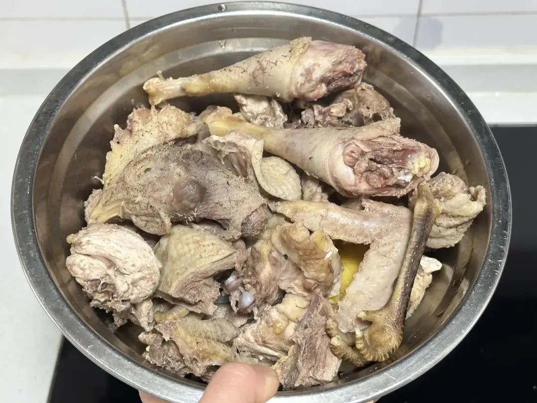 Gà ta rửa sạch, chặt miếng vừa ăn. Nếu là gà tươi thì chỉ cần ngâm rửa để loại bỏ tiết, không cần luộc sơ. Nếu là gà đông lạnh, nên chần qua nước sôi rồi để ráo.