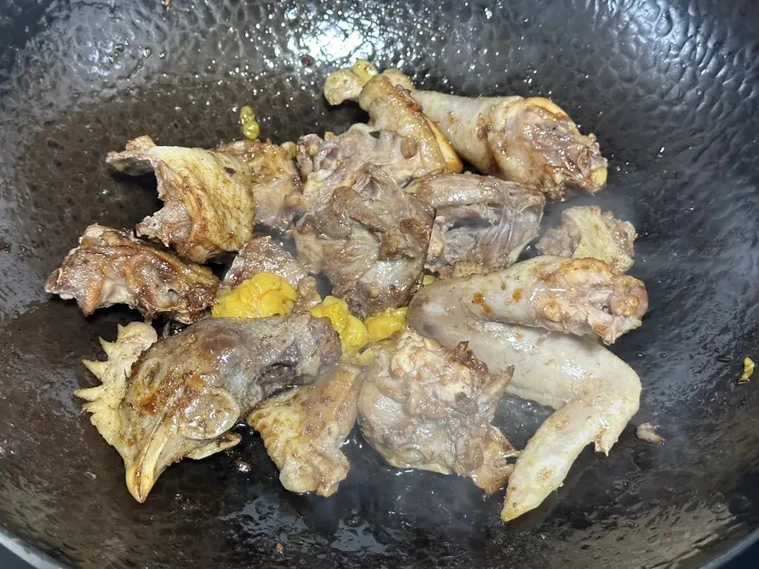 Đun nóng ít dầu trong nồi, cho gà vào đảo đều. Nếu gà có mỡ, để nguyên xào cùng để thịt thơm béo hơn.