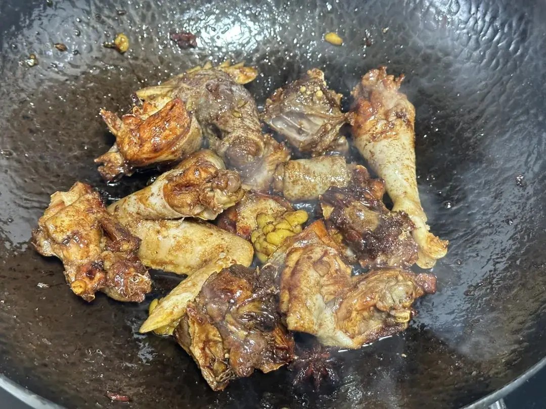 Cho vào gà một chút tiêu trắng, bột gừng (hoặc gừng lát), 2 thìa nước tương, 1,5 thìa hắc xì dầu, ½ thìa muối, và một hoa hồi (nếu thích). Đảo đều cho thấm vị.
