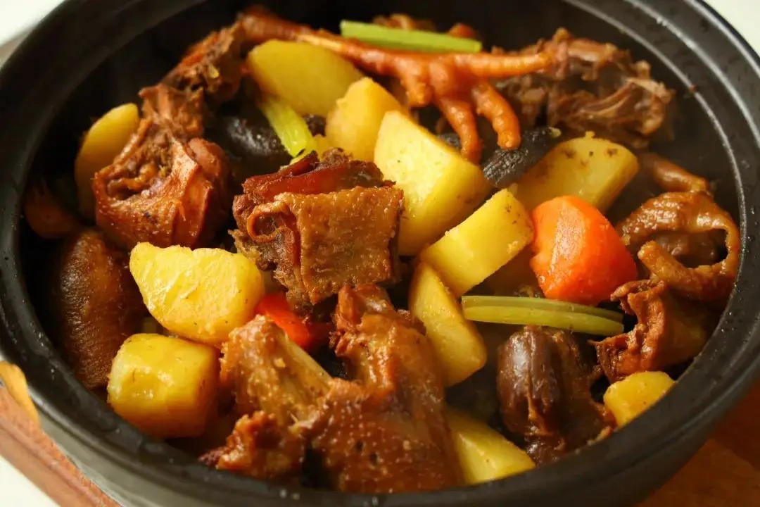 Khi khoai tây đã mềm nhưng chưa nát, cho cần tây vào đảo đều. Nấu thêm khoảng 10 phút cho tất cả nguyên liệu hòa quyện rồi tắt bếp.