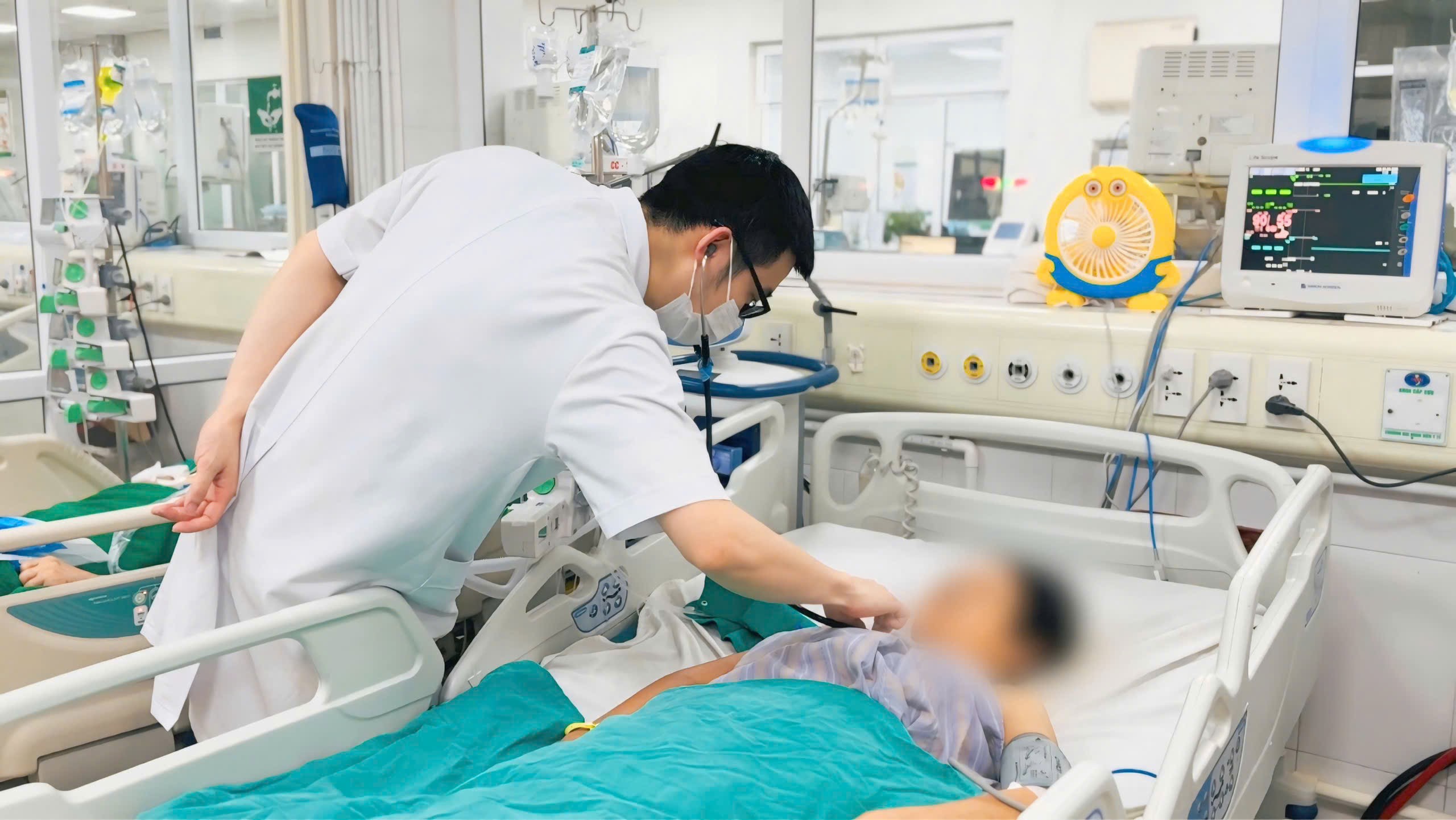 Bác sĩ thăm khám cho bệnh nhân sau tiêm khớp tại phòng khám tư.