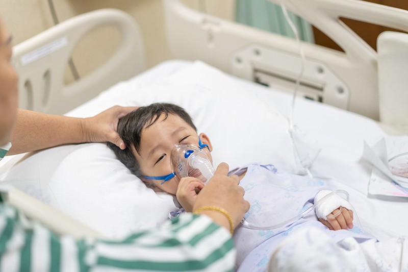 Trẻ nhỏ tiếp xúc nhiều mầm bệnh trong khi hệ miễn dịch chưa hoàn thiện rất dễ mắc bệnh. Ảnh: Shutterstock