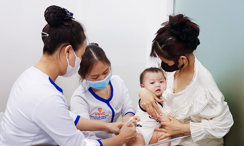 Tiêm vắc-xin là cách hiệu quả để phòng bệnh cho trẻ trong giai đoạn đầu đời. Ảnh: Thư Ngọc