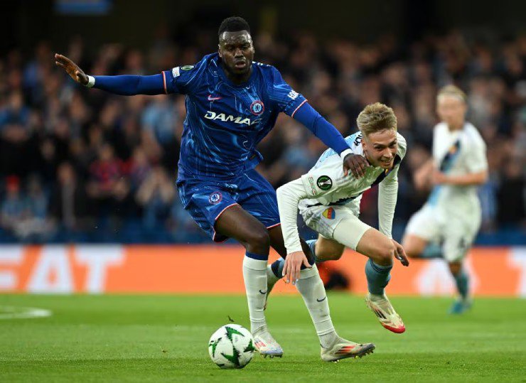 Chelsea (áo xanh) chiếm thế chủ động