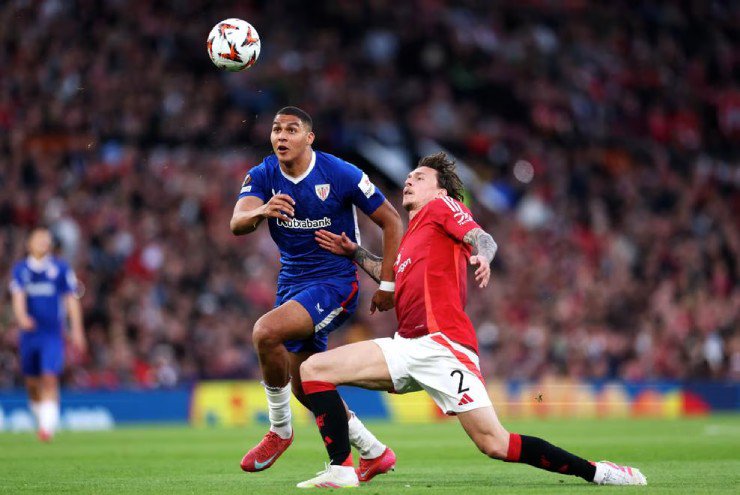 MU (áo đỏ) gặp không ít khó khăn trước Bilbao