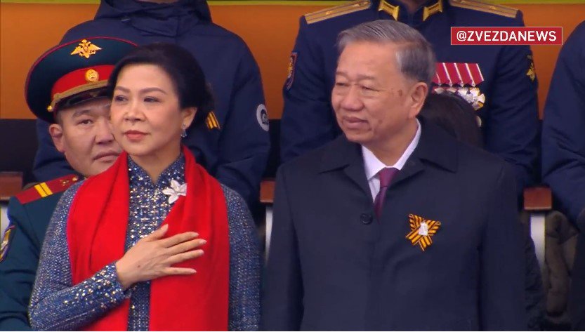 Tổng bí thư Tô Lâm và phu nhân theo dõi lễ duyệt binh từ khán đài trên Quảng trường Đỏ, Moscow, Nga. Ảnh chụp màn hình: ZVedanews