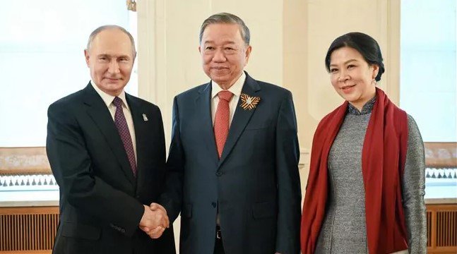Tổng thống Nga Vladimir Putin tiếp đón Tổng bí thư Tô Lâm cùng phu nhân. Ảnh: RIA