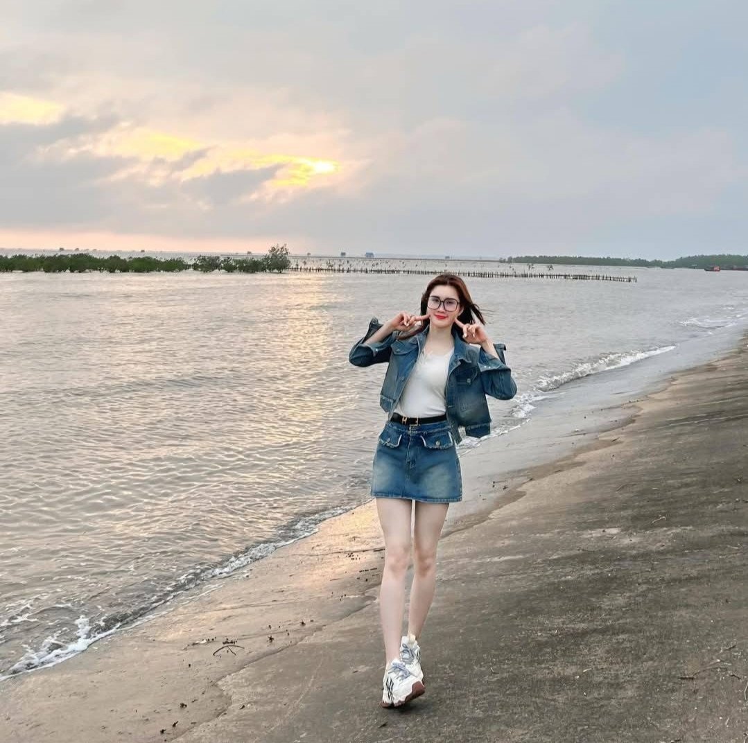 Du khách check-in ven cung đường vượt biển ấn tượng ở Ninh Bình. Ảnh: Phương Nụ