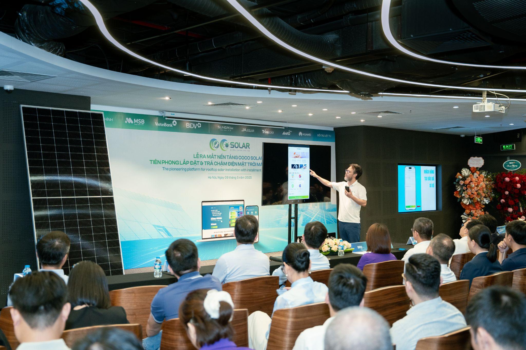 Ông Nguyễn Khoa Dũng - Nhà sáng lập kiêm Giám đốc điều hành CoCo Solar thao tác trực tiếp trên ứng dụng tại buổi lễ.