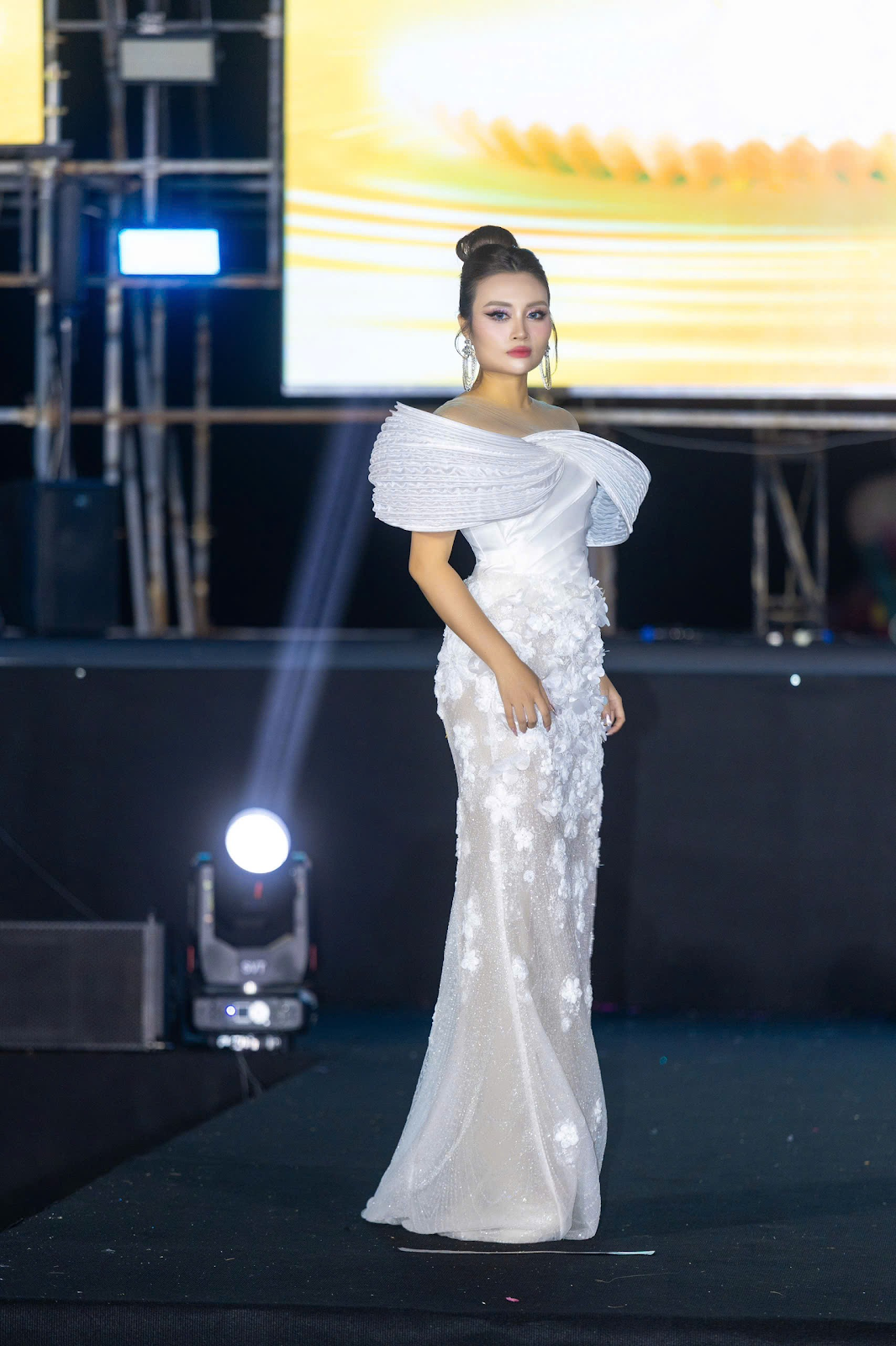 Hoa hậu Thục Uyên trình diễn trên sân khấu NovaWorld Fashion Fest 2025
