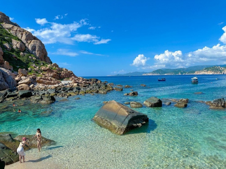 Những bãi cát trắng tinh, nước biển trong xanh như pha lê, cùng với những ghềnh đá lạ mắt tạo nên một không gian yên bình, gần gũi với thiên nhiên. Đây chính là điểm đến lý tưởng cho những ai muốn tìm kiếm sự tĩnh lặng và hòa mình vào vẻ đẹp tự nhiên. Minh Hien Nguyen