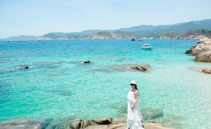 Bãi Rùa cũng là nơi lý tưởng để chụp ảnh. Với khung cảnh tựa như một thiên đường hoang sơ, những bức ảnh tại đây sẽ mang lại cho bạn những kỷ niệm khó quên về một trong những bãi biển đẹp nhất Việt Nam. Ảnh cungdinet