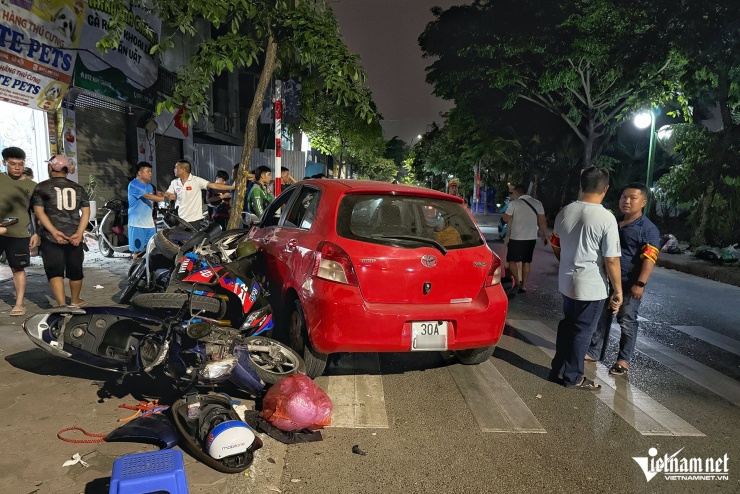 Hiện trường ngổn ngang vụ ô tô tông liên hoàn 6 xe máy ở Hà Nội - 2