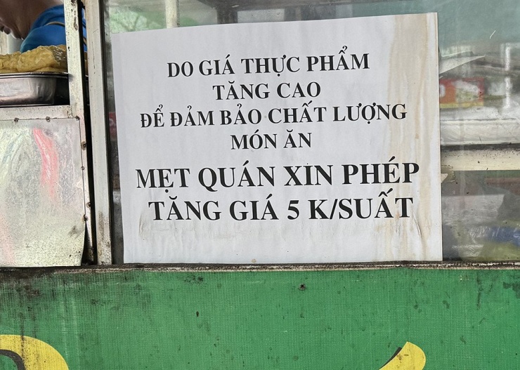 Quán ăn thông báo tăng giá để đảm bảo chất lượng. Ảnh: D.Anh