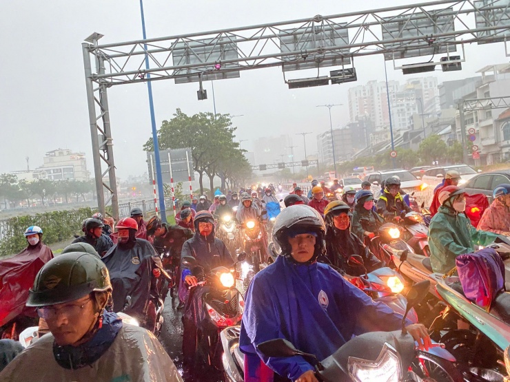 Mưa như trút ở TPHCM, xe chết máy hàng loạt, đường hoá sông - 3