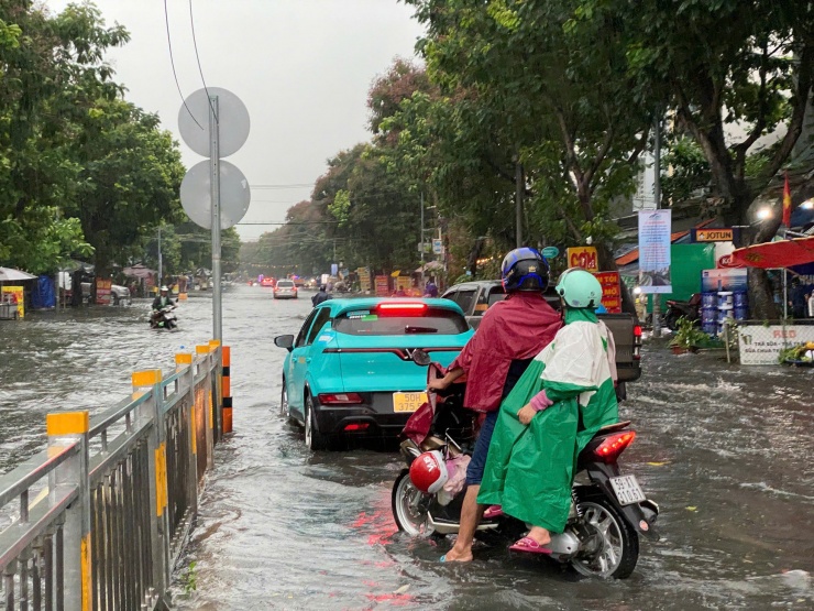 Mưa như trút ở TPHCM, xe chết máy hàng loạt, đường hoá sông - 7