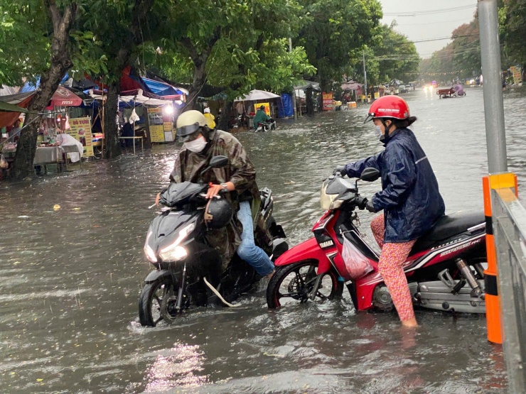 Mưa như trút ở TPHCM, xe chết máy hàng loạt, đường hoá sông - 6