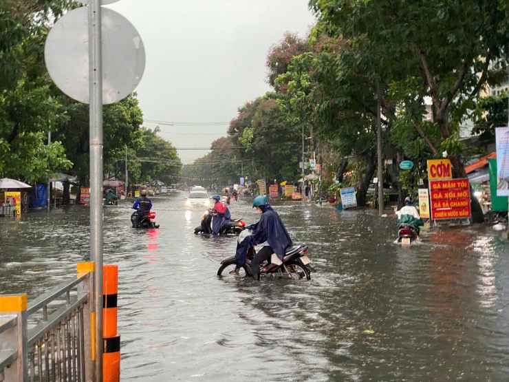 Mưa như trút ở TPHCM, xe chết máy hàng loạt, đường hoá sông - 5