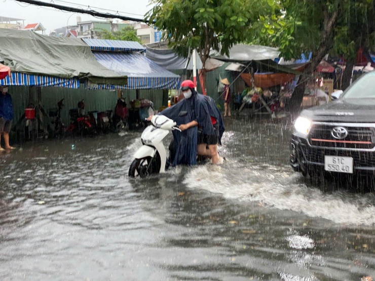 Mưa như trút ở TPHCM, xe chết máy hàng loạt, đường hoá sông - 8