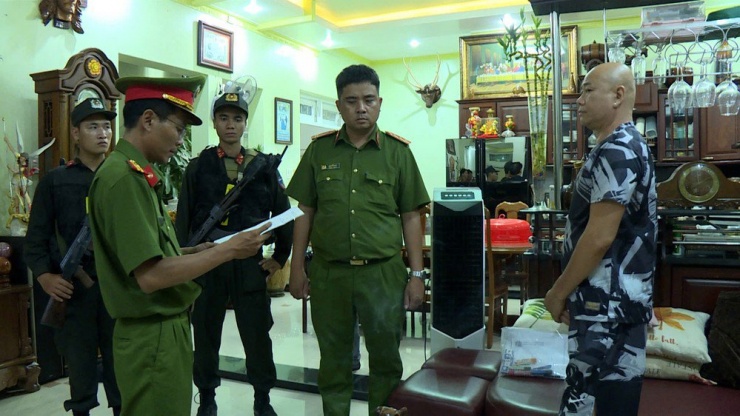 Cơ quan điều tra đọc lệnh khám xét nơi ở của Mạnh Trọng Toản.