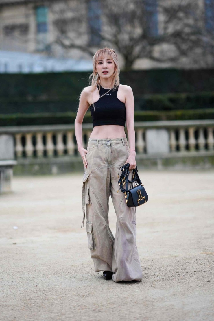 Trong những ngày hè nắng nóng, người tự tin vào vòng hai có thể diện crop top với quần cargo rộng thùng thình, tạo nên phong cách Y2K. Ảnh: Instyle