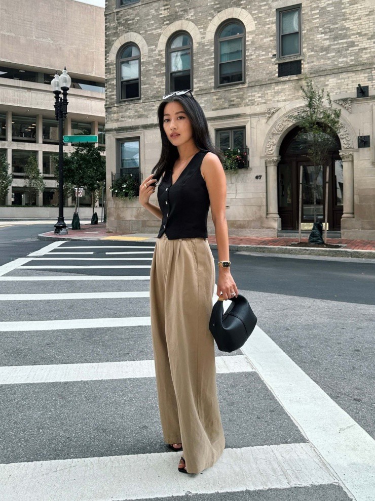 Ngoài sơ mi, giới công sở có thể chọn thêm gilet, kết hợp dép cao gót xỏ ngón hoặc sandals quai mảnh. Ảnh: Extrapetite