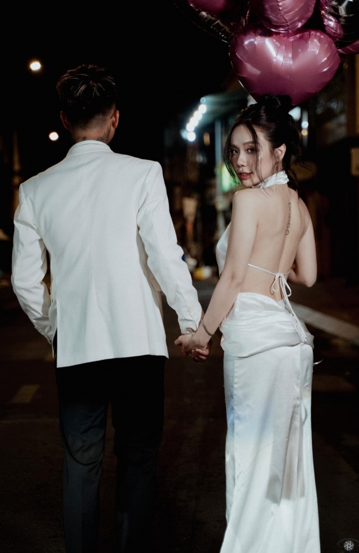 Dịp Valentine 2025, cô chọn đầm lụa hở lưng chụp ảnh kỷ niệm bên Đạt G.
