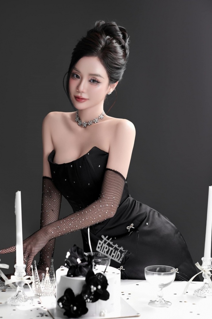 Cindy Lư mặc đầm cúp ngực phối găng tay lưới trong bộ ảnh đón tuổi mới, hồi tháng 12/2024.