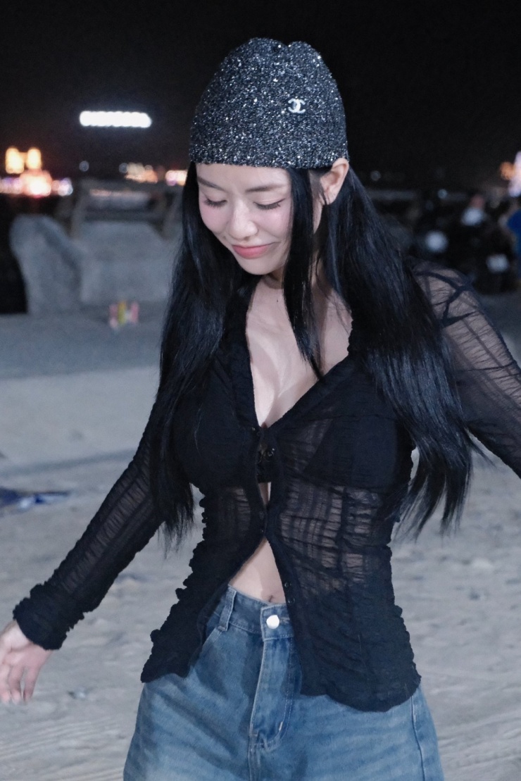 Trong một chuyến nghỉ dưỡng, cô phối nội y với quần jeans, khoác thêm áo xuyên thấu bó sát cơ thể.