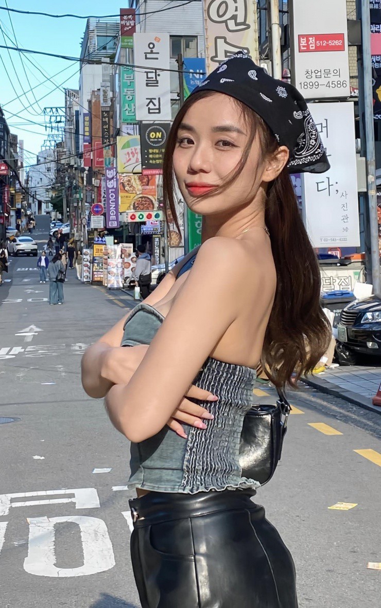 Sau hai lần sinh con, Cindy Lư nói vui vì giữ diện mạo khỏe khoắn, cân đối. Cô tập gym, chạy bộ, pickleball kết hợp một số phương pháp làm đẹp và chế độ ăn uống hợp lý.