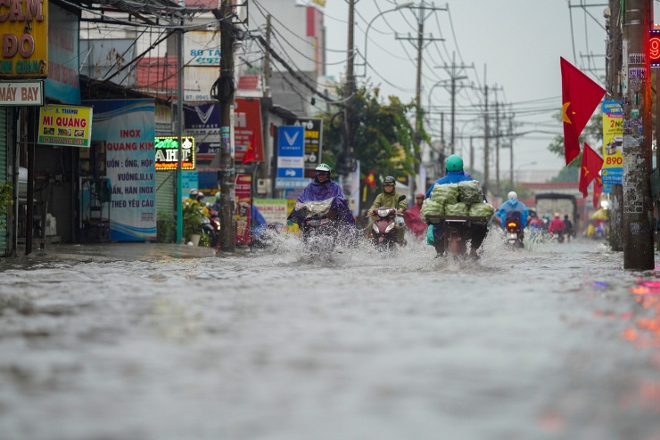 Mưa như trút ở TPHCM, xe chết máy hàng loạt, đường hoá sông - 9