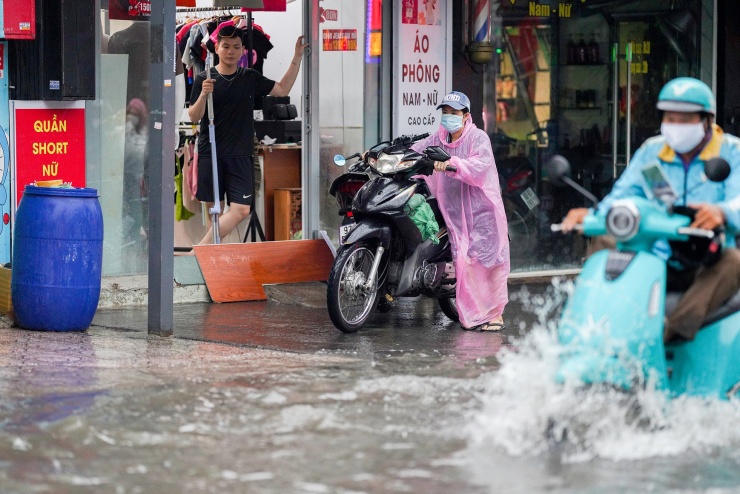 Mưa như trút ở TPHCM, xe chết máy hàng loạt, đường hoá sông - 11