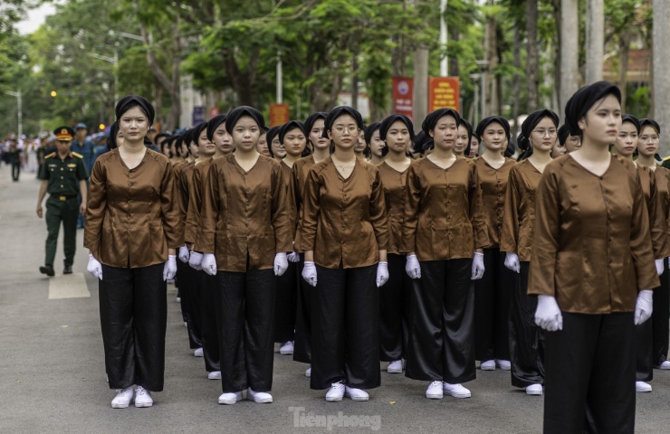 Những ‘bóng hồng’ tham gia diễu hành kỷ niệm 70 năm giải phóng Hải Phòng - 2