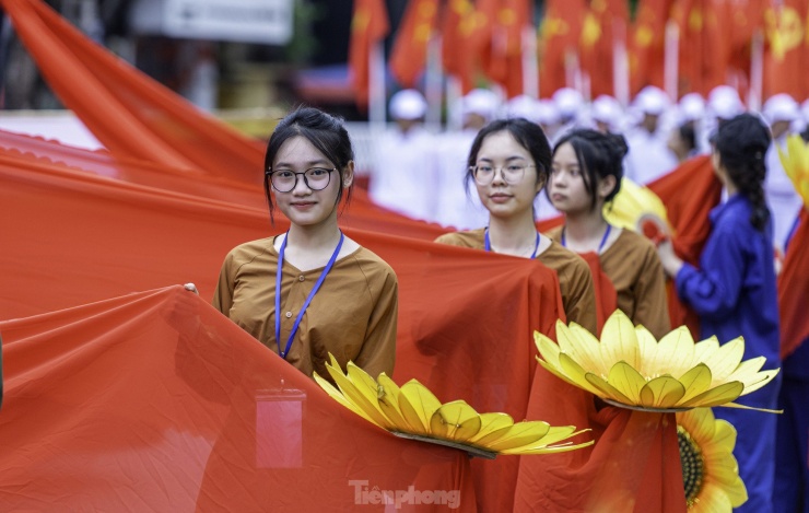 Những ‘bóng hồng’ tham gia diễu hành kỷ niệm 70 năm giải phóng Hải Phòng - 17