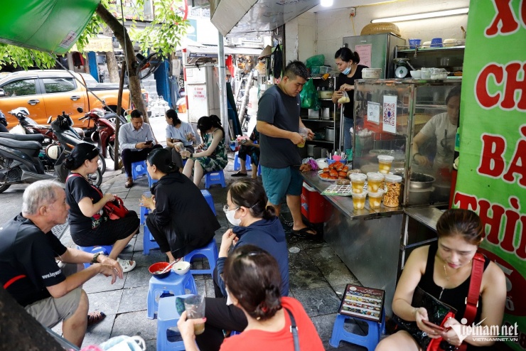 Quán nổi tiếng đông khách. Ảnh: Linh Trang