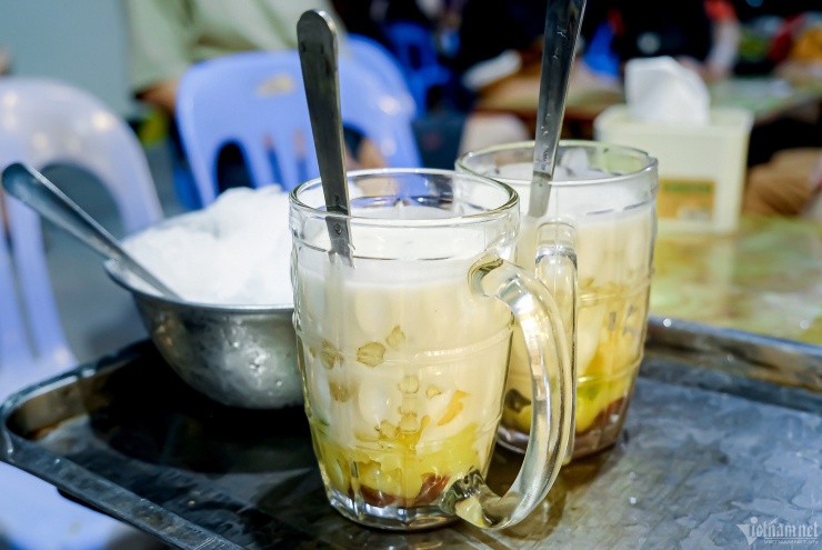 Những cốc chè thập cẩm được thực khách yêu thích. Ảnh: Kim Ngân